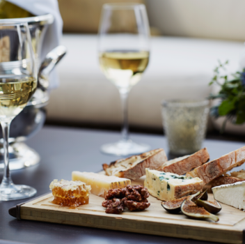 Small food bites served with white wine.